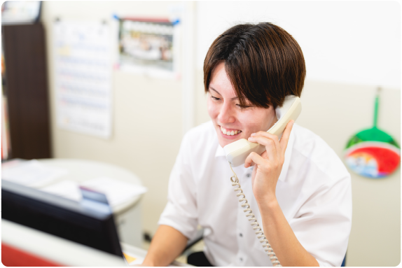 写真：仕事中の安藤さん